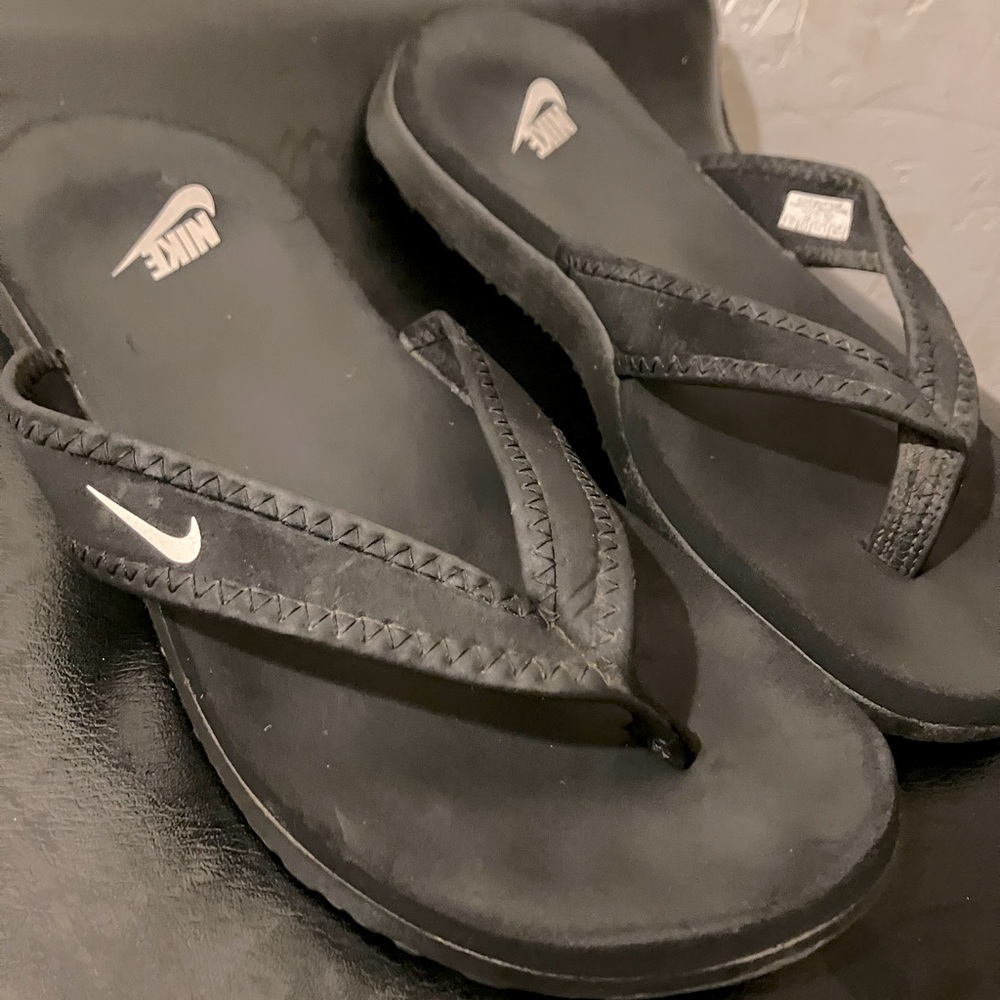 Men’s and women’s flip flops size 9w / 8m